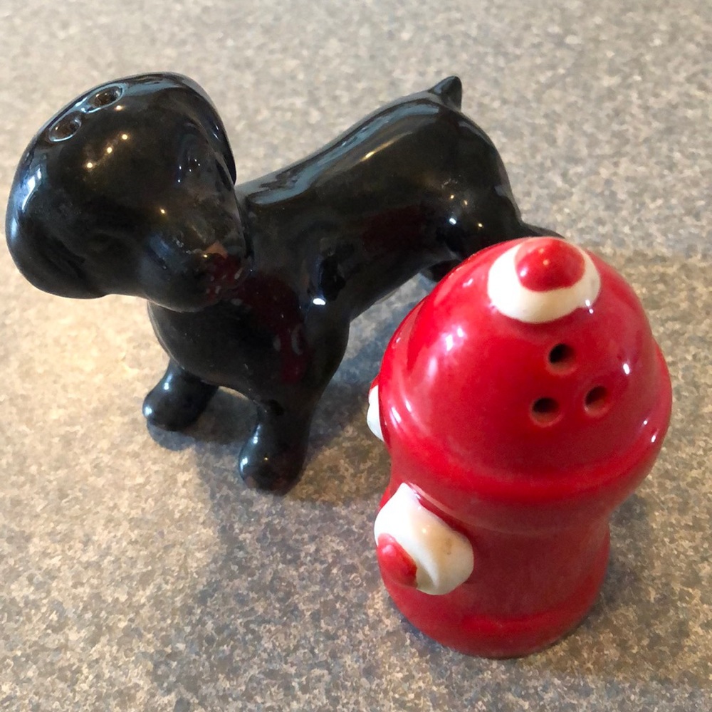 ❤️ Salt and pepper shakers 🖤